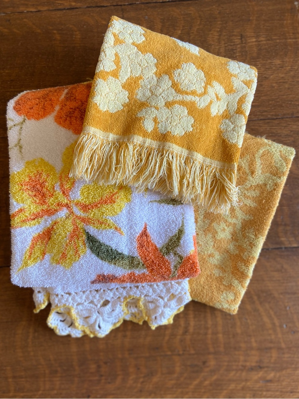 🌻 3 VTG Towels Mid Century Floral Crochet Trim Cheerful Cottagecore Retro Bath
